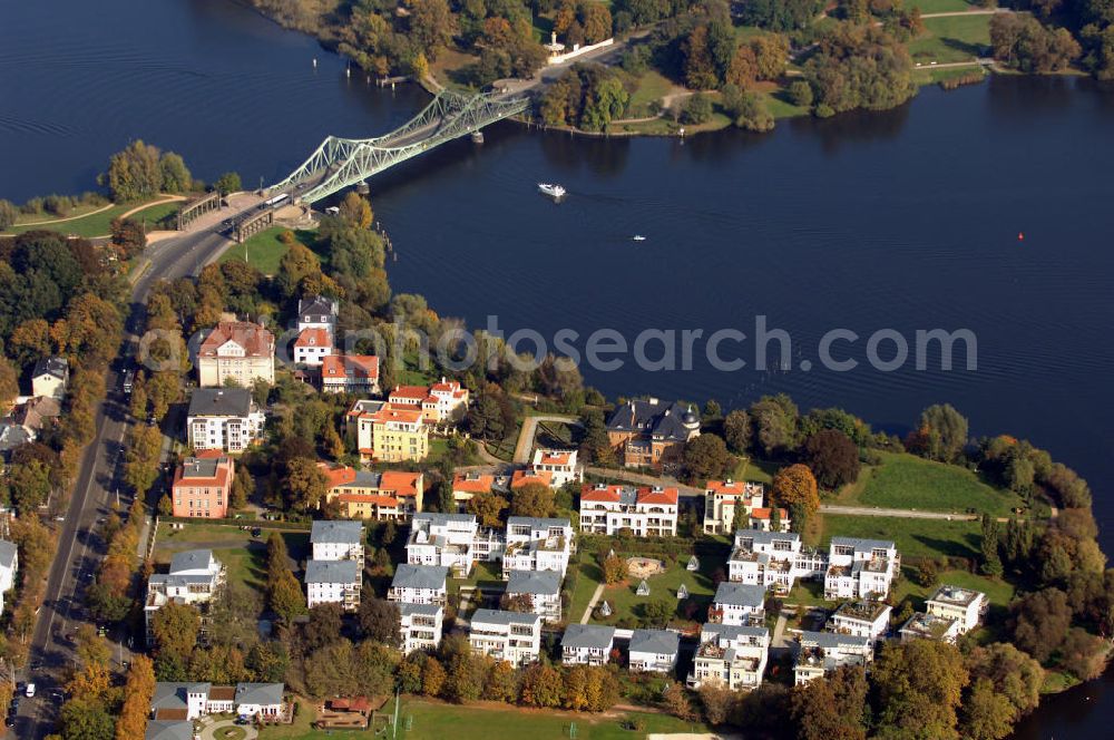 Potsdam from above - Die Glienicker Brücke verbindet über die Havel hinweg die Städte Berlin und Potsdam, Stadtteil Berliner Vorstadt. Ihren Namen verdankt sie dem in der Nähe gelegenen Gut Klein Glienicke, an dessen Stelle heute das Schloss Glienicke liegt. Weltweit bekannt wurde die Glienicker Brücke durch den spektakulär inszenierten dritten und letzten Agentenaustausch am 11. Februar 1986.