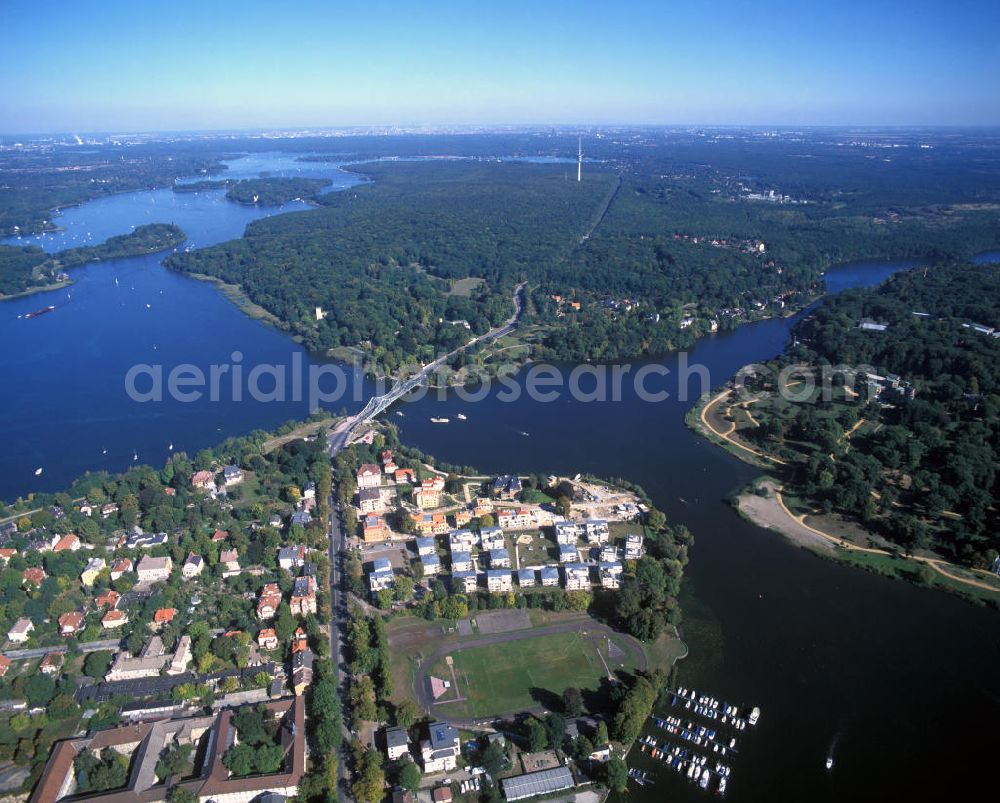 Potsdam from the bird's eye view: Die Glienicker Brücke verbindet über die Havel hinweg die Städte Berlin, Ortsteil Wannsee des Bezirks Steglitz-Zehlendorf, und Potsdam, Stadtteil Berliner Vorstadt mit dem Glienicker Horn. The Glienicke bridge is a bridge on the edge of Berlin that spans the Havel River to connect the cities of Potsdam and Berlin.