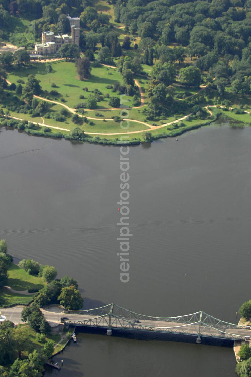 Potsdam from above - Blick auf die Glienicker Brücke, die die Städte Berlin und Potsdam über die Havel hinweg verbindet, und das Schloss Babelsberg, das 1833 als Sommersitz für den späteren Kaiser Wilhelm I. im Park Babelsberg errichtet wurde. Das Schloss ist unter der Verwaltung der Stiftung Preußische Schlösser und Gärten Berlin-Brandenburg und steht als Weltkulturerbe unter dem Schutz der UNESCO;