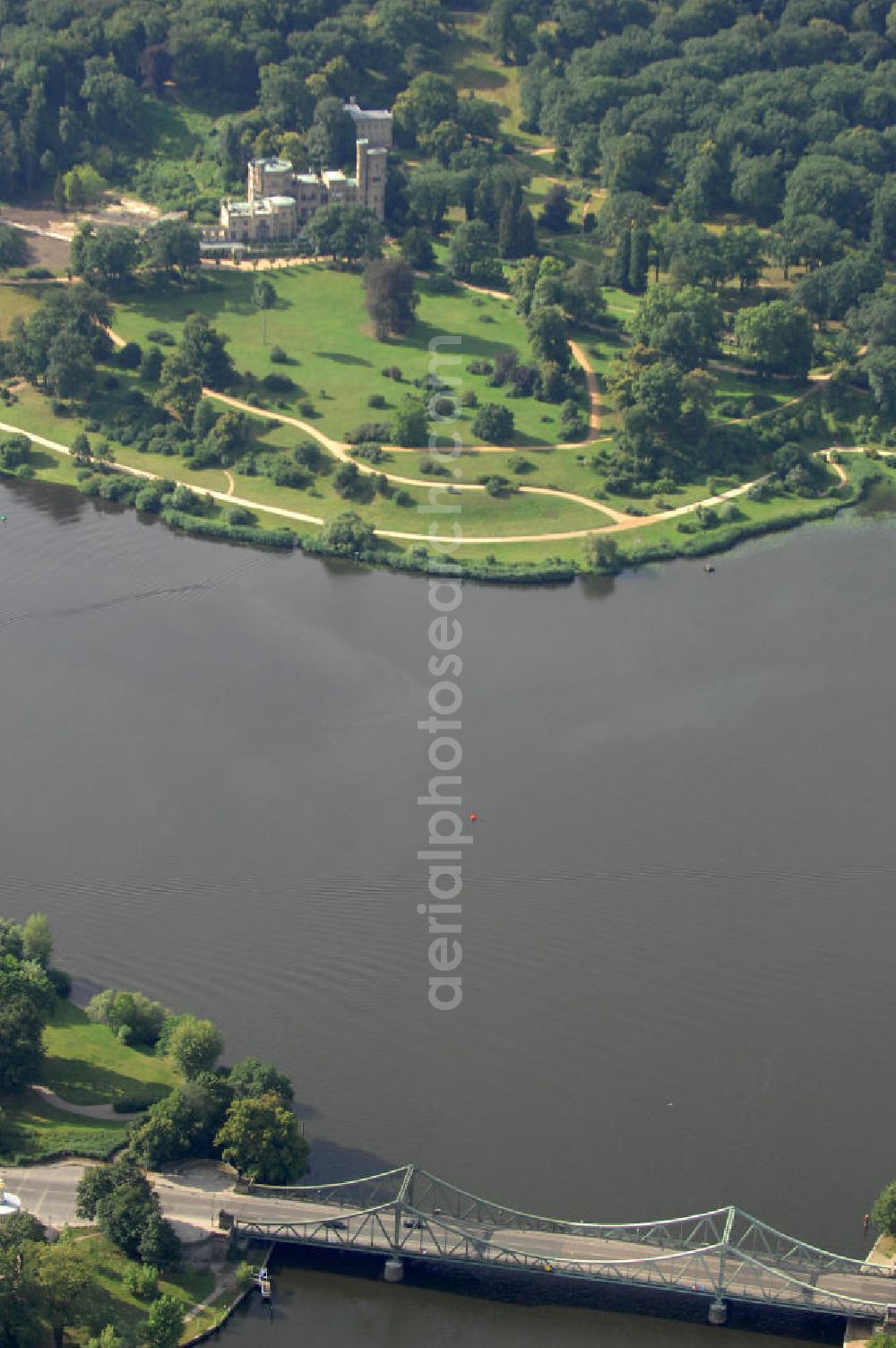 Potsdam from the bird's eye view: Blick auf die Glienicker Brücke, die die Städte Berlin und Potsdam über die Havel hinweg verbindet, und das Schloss Babelsberg, das 1833 als Sommersitz für den späteren Kaiser Wilhelm I. im Park Babelsberg errichtet wurde. Das Schloss ist unter der Verwaltung der Stiftung Preußische Schlösser und Gärten Berlin-Brandenburg und steht als Weltkulturerbe unter dem Schutz der UNESCO;