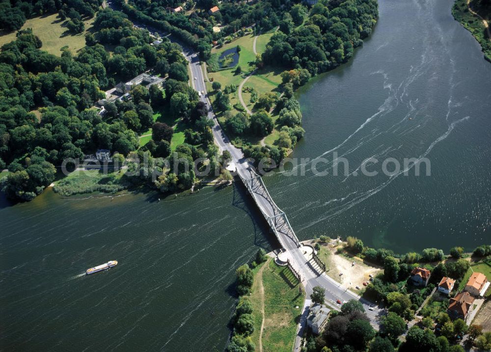 Potsdam from the bird's eye view: Blick auf die Glienicker Brücke über die Havel von Potsdam aus gesehen. Sie verbindet Berlin ( Ortsteil Wannsee ) und Potsdam ( Stadtteil Berliner Vorstadt ) miteinan der. Während des Kalten Krieges fungierte sie als Grenzübergang zwischen West-Berlin und der DDR. International bekannt wurde die Glienicker Brücke durch drei spektakuläre Agentenaustausch Aktionen.