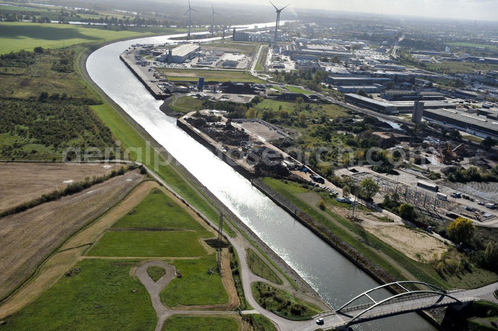 Aerial photograph Magdeburg - Blick über die Glindenberger Brücke B40 über den Rothenseer Verbindungskanal in Richtung Hafengelände in Magdeburg, Sachsen-Anhalt. Ein Projekt des WSV, Wasser- und Schifffahrtsverwaltung des Bundes. View from the bridge over the Drop-Canal Rothensee in the direction to the harbour area Magdeburg in Saxony-Anhalt.