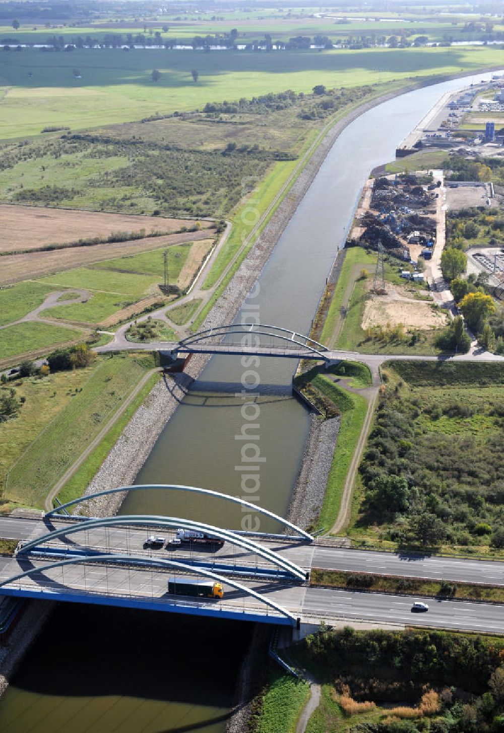 Magdeburg from the bird's eye view: Blick auf die Glindenberger Brücke B40 und die und die Autobahn-Brücke A2 über den Rothenseer Verbindungskanal in Magdeburg, Sachsen-Anhalt. Ein Projekt des WSV, Wasser- und Schifffahrtsverwaltung des Bundes. Bridges over the Drop-Canal Rothensee in Magdeburg, Saxony-Anhalt.