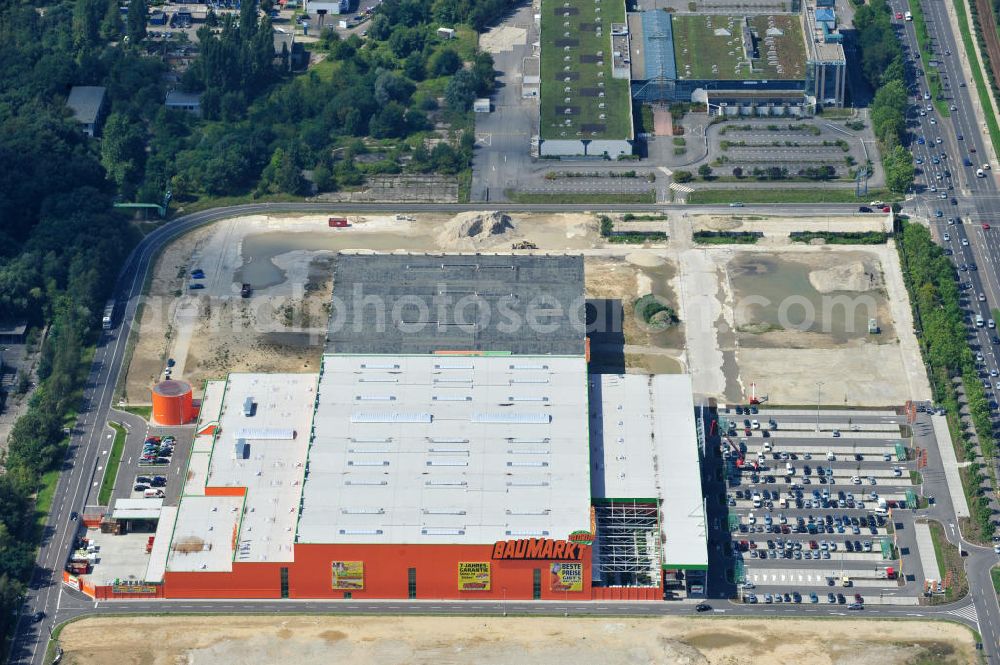 Berlin Lichtenberg from the bird's eye view: Blick auf den neuen Globus-Baumarkt an der Landsberger Allee in Berlin-Lichtenberg. Der Bau ist ein Projekt der Dr. Helmut Greve Bau- und Boden-AG, des Ingenieurbüros Wuttke und der RS-Plan AG. The construction site of the new DIY market / do-it-yourself store Globus at the Landsberger Allee in Berlin-Lichtenberg.