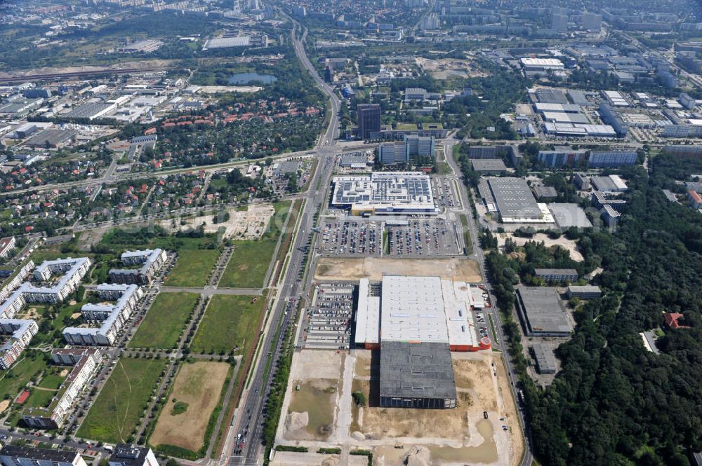 Aerial photograph Berlin Lichtenberg - Blick auf den neuen Globus-Baumarkt an der Landsberger Allee in Berlin-Lichtenberg. Der Bau ist ein Projekt der Dr. Helmut Greve Bau- und Boden-AG, des Ingenieurbüros Wuttke und der RS-Plan AG. The construction site of the new DIY market / do-it-yourself store Globus at the Landsberger Allee in Berlin-Lichtenberg.