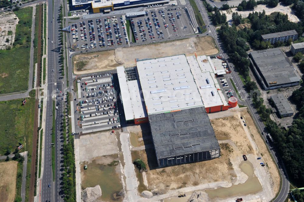 Berlin Lichtenberg from above - Blick auf den neuen Globus-Baumarkt an der Landsberger Allee in Berlin-Lichtenberg. Der Bau ist ein Projekt der Dr. Helmut Greve Bau- und Boden-AG, des Ingenieurbüros Wuttke und der RS-Plan AG. The construction site of the new DIY market / do-it-yourself store Globus at the Landsberger Allee in Berlin-Lichtenberg.