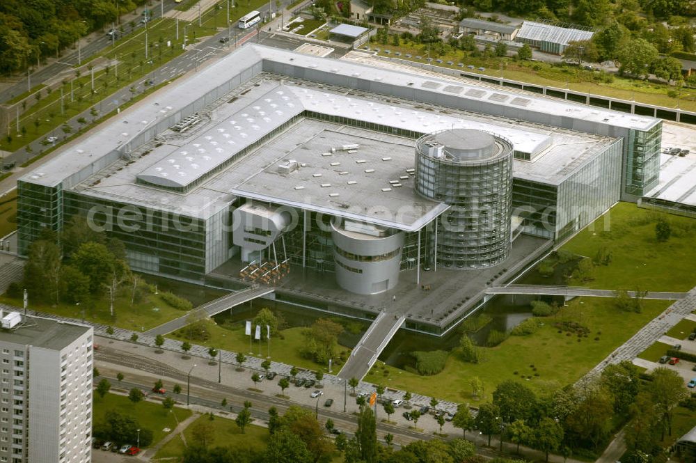 Aerial image Dresden - Blick auf die Gläserne Manufaktur, eine Autofabrik des Volkswagen / VW Konzern.