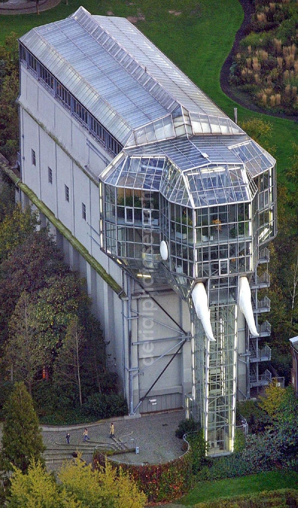 Aerial image Hamm - Blick auf den Gläsernen Elefant im Maximilianpark. Der Freizeitpark wurde für die Landesgartenschau 1984 auf dem Gelände der stillgelegten „Zeche Maximilian“ errichtet und hat den 40 m hohen Gläsernen Elefanten zum Wahrzeichen. View of the Glass Elephant in the Maximilian Park. The theme park was built for the Regional Garden Show 1984 at the site of the disused Maximilian Mine and has the 40-meter Crystal Elephant as token.