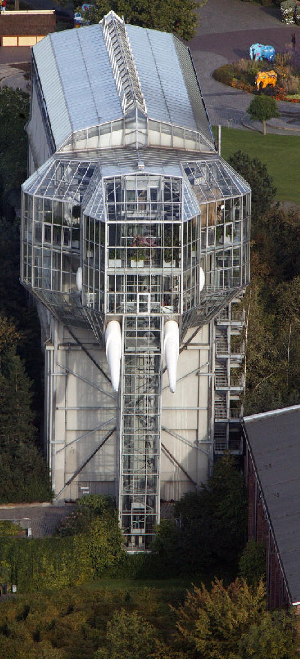 Aerial image Hamm - Blick auf den Gläsernen Elefant im Maximilianpark. Der Freizeitpark wurde für die Landesgartenschau 1984 auf dem Gelände der stillgelegten „Zeche Maximilian“ errichtet und hat den 40 m hohen Gläsernen Elefanten zum Wahrzeichen. View of the Glass Elephant in the Maximilian Park. The theme park was built for the Regional Garden Show 1984 at the site of the disused Maximilian Mine and has the 40-meter Crystal Elephant as token.