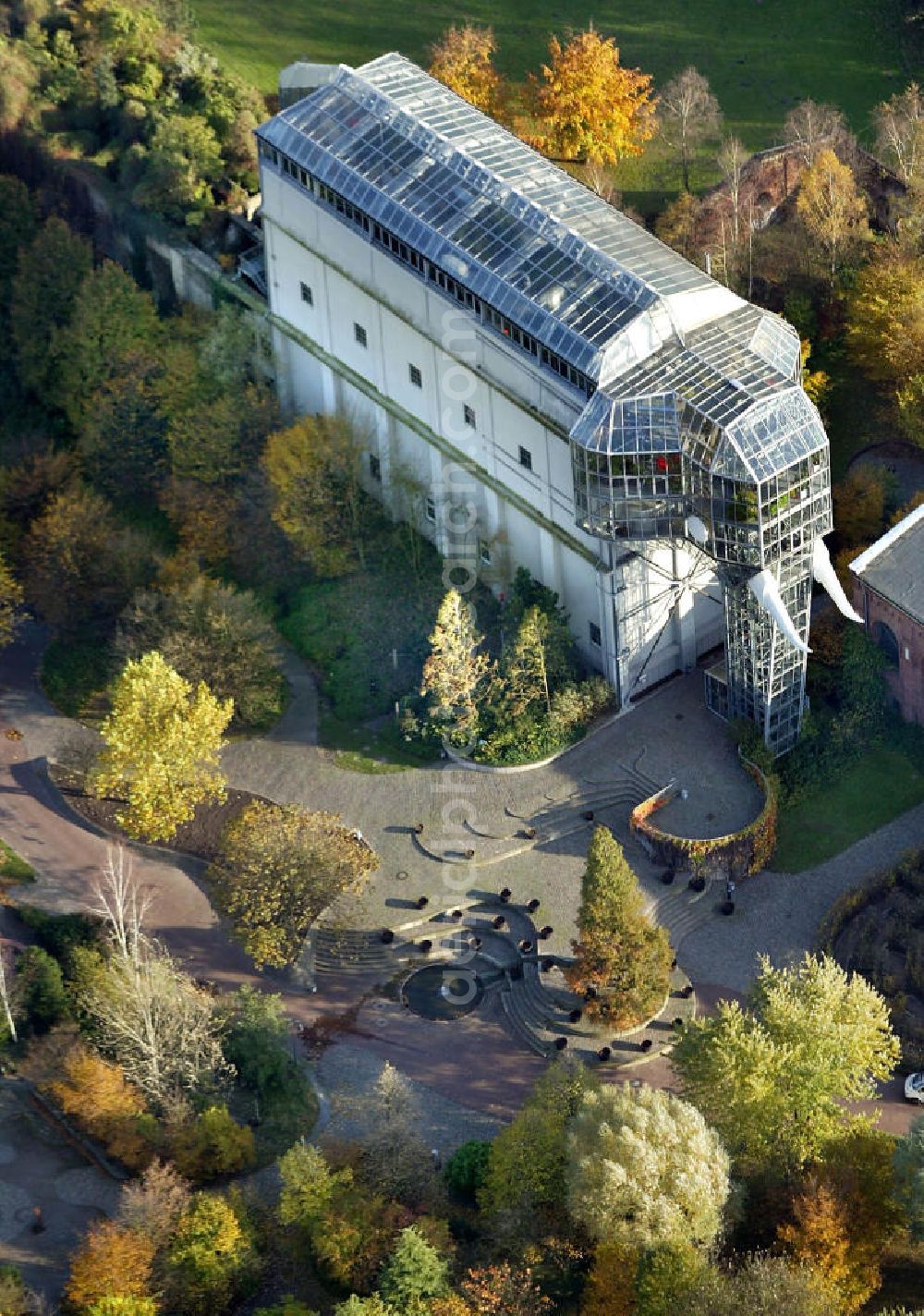 Aerial photograph Hamm - Blick auf den Gläsernen Elefant im Maximilianpark im Herbst. Der Freizeitpark wurde für die Landesgartenschau 1984 auf dem Gelände der stillgelegten „Zeche Maximilian“ errichtet und hat den 40 m hohen Gläsernen Elefanten zum Wahrzeichen. View of the Glass Elephant in the Maximilian Park. The theme park was built for the Regional Garden Show 1984 at the site of the disused Maximilian Mine and has the 40-meter Crystal Elephant as token.