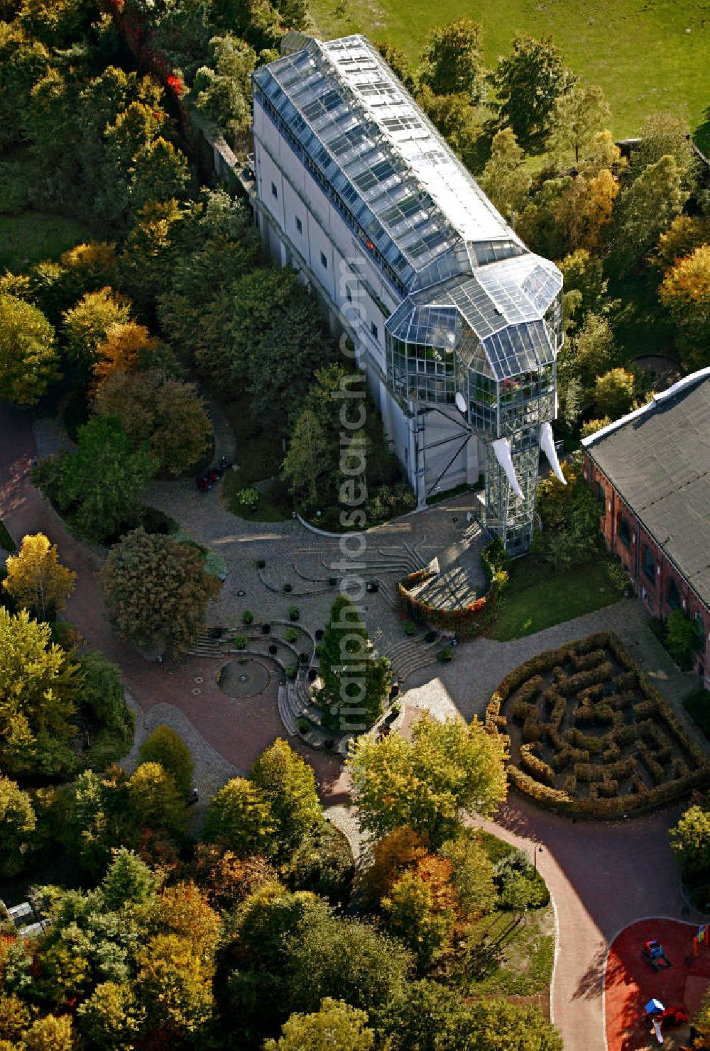 Hamm from above - Blick auf den Gläsernen Elefant im Maximilianpark im Herbst. Der Freizeitpark wurde für die Landesgartenschau 1984 auf dem Gelände der stillgelegten „Zeche Maximilian“ errichtet und hat den 40 m hohen Gläsernen Elefanten zum Wahrzeichen. View of the Glass Elephant in the Maximilian Park. The theme park was built for the Regional Garden Show 1984 at the site of the disused Maximilian Mine and has the 40-meter Crystal Elephant as token.