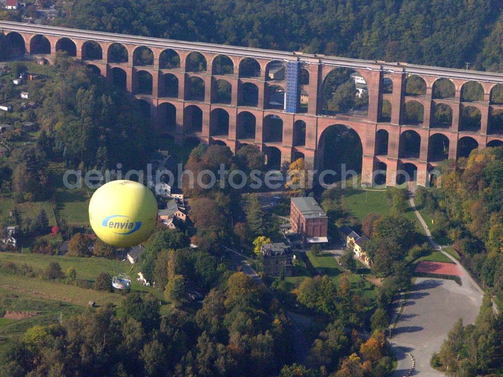 Netzschkau / Sachsen from the bird's eye view: Touristenattraktion für das Vogtland Caption: Netzschkau (Sachsen): Das Luftbild zeigt die Göltzschtalbrücke bei Mylau/Netzschkau im Vogtland.Ein großer Fesselballon befördert die Besucher der größten Ziegelsteinbrücke der Welt in einer Aussichtsgondel auf 150 Meter Höhe.Das 574 Meter lange und 78 Meter hohe Brückenbauwerk kann dann in seiner ganzen Schönheit überblickt werden. 81 Einzelbogen in vier Etagen überspannen das tief eingeschnittene Göltzschtal.