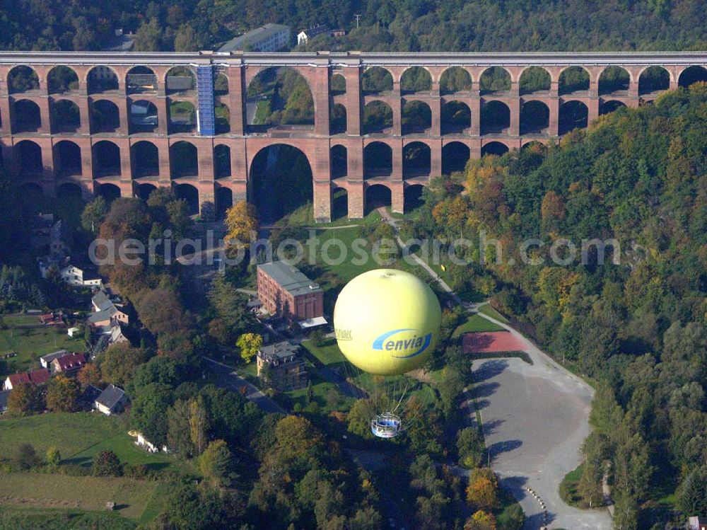 Netzschkau / Sachsen from above - Touristenattraktion für das Vogtland Caption: Netzschkau (Sachsen): Das Luftbild zeigt die Göltzschtalbrücke bei Mylau/Netzschkau im Vogtland.Ein großer Fesselballon befördert die Besucher der größten Ziegelsteinbrücke der Welt in einer Aussichtsgondel auf 150 Meter Höhe.Das 574 Meter lange und 78 Meter hohe Brückenbauwerk kann dann in seiner ganzen Schönheit überblickt werden. 81 Einzelbogen in vier Etagen überspannen das tief eingeschnittene Göltzschtal.