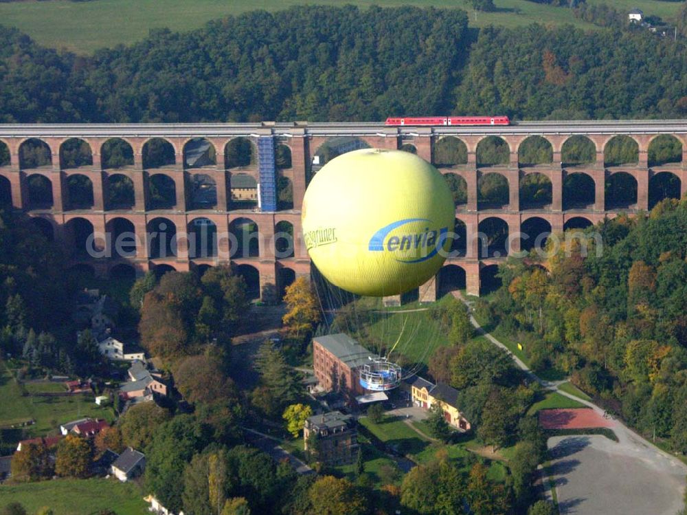 Netzschkau / Sachsen from the bird's eye view: Touristenattraktion für das Vogtland Caption: Netzschkau (Sachsen): Das Luftbild zeigt die Göltzschtalbrücke bei Mylau/Netzschkau im Vogtland.Ein großer Fesselballon befördert die Besucher der größten Ziegelsteinbrücke der Welt in einer Aussichtsgondel auf 150 Meter Höhe.Das 574 Meter lange und 78 Meter hohe Brückenbauwerk kann dann in seiner ganzen Schönheit überblickt werden. 81 Einzelbogen in vier Etagen überspannen das tief eingeschnittene Göltzschtal.