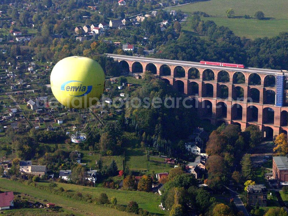 Aerial image Netzschkau / Sachsen - Touristenattraktion für das Vogtland Caption: Netzschkau (Sachsen): Das Luftbild zeigt die Göltzschtalbrücke bei Mylau/Netzschkau im Vogtland.Ein großer Fesselballon befördert die Besucher der größten Ziegelsteinbrücke der Welt in einer Aussichtsgondel auf 150 Meter Höhe.Das 574 Meter lange und 78 Meter hohe Brückenbauwerk kann dann in seiner ganzen Schönheit überblickt werden. 81 Einzelbogen in vier Etagen überspannen das tief eingeschnittene Göltzschtal.