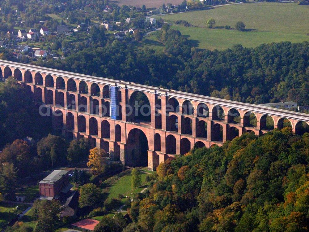 Aerial photograph Netzschkau / Sachsen - Touristenattraktion für das Vogtland Caption: Netzschkau (Sachsen): Das Luftbild zeigt die Göltzschtalbrücke bei Mylau/Netzschkau im Vogtland.Ein großer Fesselballon befördert die Besucher der größten Ziegelsteinbrücke der Welt in einer Aussichtsgondel auf 150 Meter Höhe.Das 574 Meter lange und 78 Meter hohe Brückenbauwerk kann dann in seiner ganzen Schönheit überblickt werden. 81 Einzelbogen in vier Etagen überspannen das tief eingeschnittene Göltzschtal.