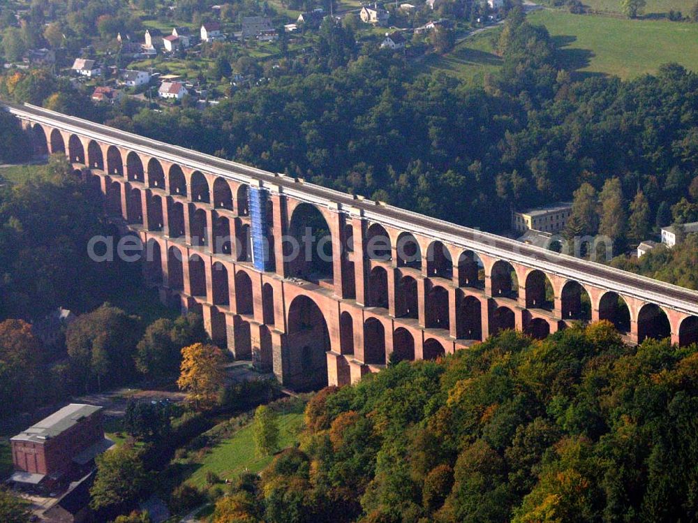 Netzschkau / Sachsen from above - Touristenattraktion für das Vogtland Caption: Netzschkau (Sachsen): Das Luftbild zeigt die Göltzschtalbrücke bei Mylau/Netzschkau im Vogtland.Ein großer Fesselballon befördert die Besucher der größten Ziegelsteinbrücke der Welt in einer Aussichtsgondel auf 150 Meter Höhe.Das 574 Meter lange und 78 Meter hohe Brückenbauwerk kann dann in seiner ganzen Schönheit überblickt werden. 81 Einzelbogen in vier Etagen überspannen das tief eingeschnittene Göltzschtal.