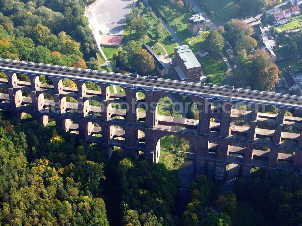 Netzschkau / Sachsen from the bird's eye view: Touristenattraktion für das Vogtland Caption: Netzschkau (Sachsen): Das Luftbild zeigt die Göltzschtalbrücke bei Mylau/Netzschkau im Vogtland.Ein großer Fesselballon befördert die Besucher der größten Ziegelsteinbrücke der Welt in einer Aussichtsgondel auf 150 Meter Höhe.Das 574 Meter lange und 78 Meter hohe Brückenbauwerk kann dann in seiner ganzen Schönheit überblickt werden. 81 Einzelbogen in vier Etagen überspannen das tief eingeschnittene Göltzschtal.