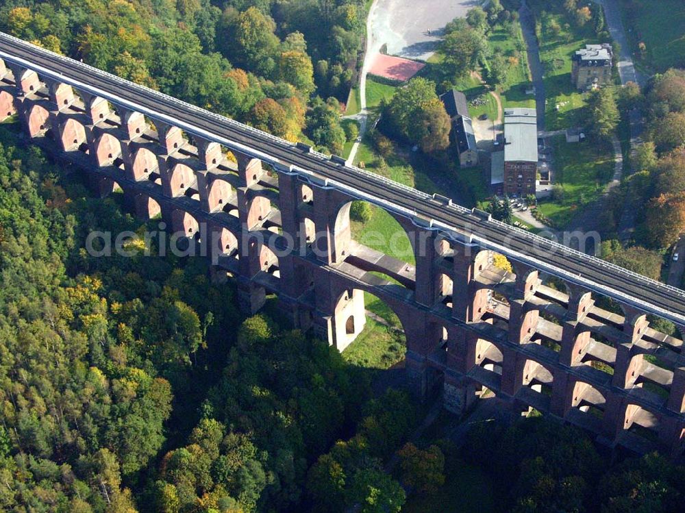 Aerial image Netzschkau / Sachsen - Touristenattraktion für das Vogtland Caption: Netzschkau (Sachsen): Das Luftbild zeigt die Göltzschtalbrücke bei Mylau/Netzschkau im Vogtland.Ein großer Fesselballon befördert die Besucher der größten Ziegelsteinbrücke der Welt in einer Aussichtsgondel auf 150 Meter Höhe.Das 574 Meter lange und 78 Meter hohe Brückenbauwerk kann dann in seiner ganzen Schönheit überblickt werden. 81 Einzelbogen in vier Etagen überspannen das tief eingeschnittene Göltzschtal.