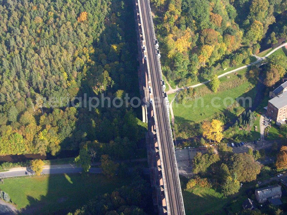 Aerial photograph Netzschkau / Sachsen - Touristenattraktion für das Vogtland Caption: Netzschkau (Sachsen): Das Luftbild zeigt die Göltzschtalbrücke bei Mylau/Netzschkau im Vogtland.Ein großer Fesselballon befördert die Besucher der größten Ziegelsteinbrücke der Welt in einer Aussichtsgondel auf 150 Meter Höhe.Das 574 Meter lange und 78 Meter hohe Brückenbauwerk kann dann in seiner ganzen Schönheit überblickt werden. 81 Einzelbogen in vier Etagen überspannen das tief eingeschnittene Göltzschtal.