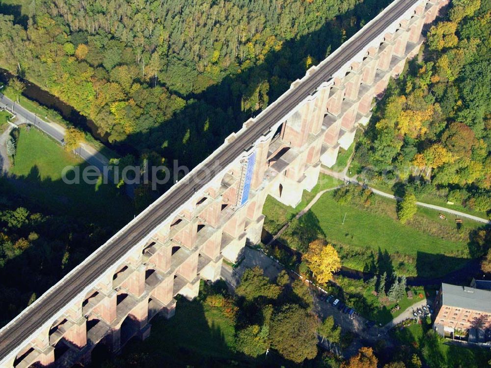 Netzschkau / Sachsen from above - Touristenattraktion für das Vogtland Caption: Netzschkau (Sachsen): Das Luftbild zeigt die Göltzschtalbrücke bei Mylau/Netzschkau im Vogtland.Ein großer Fesselballon befördert die Besucher der größten Ziegelsteinbrücke der Welt in einer Aussichtsgondel auf 150 Meter Höhe.Das 574 Meter lange und 78 Meter hohe Brückenbauwerk kann dann in seiner ganzen Schönheit überblickt werden. 81 Einzelbogen in vier Etagen überspannen das tief eingeschnittene Göltzschtal.