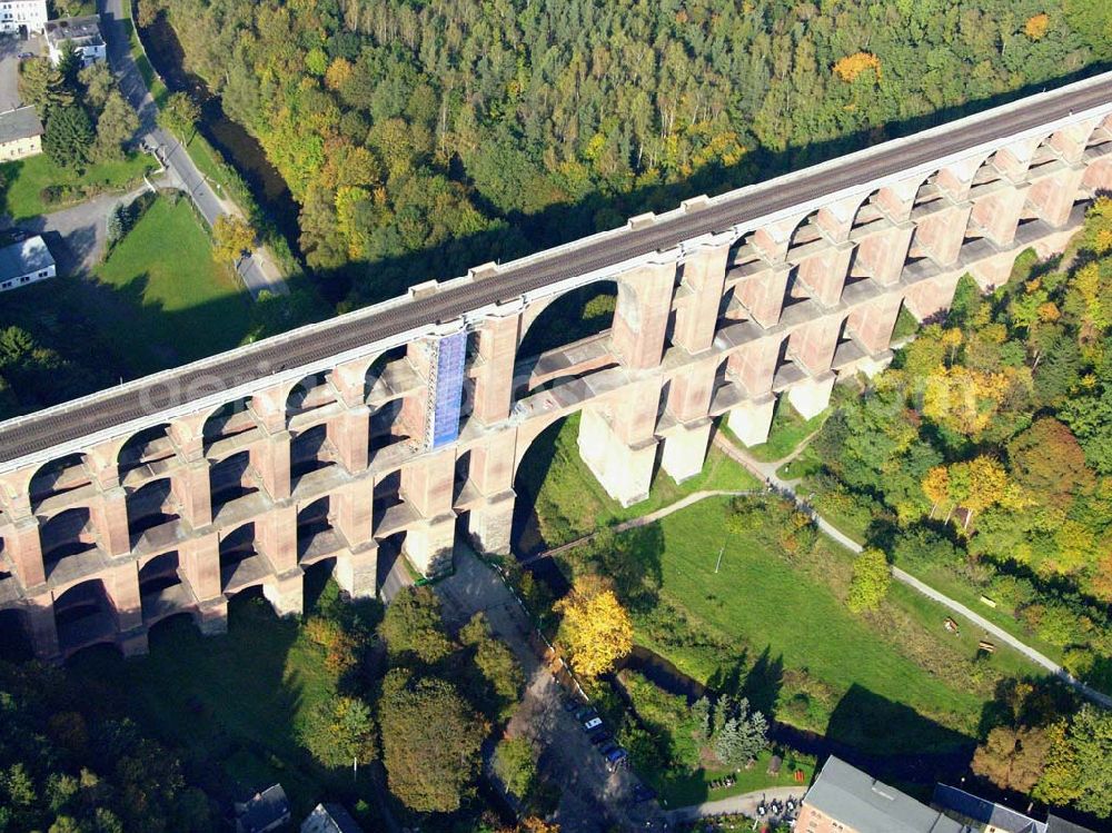 Netzschkau / Sachsen from the bird's eye view: Touristenattraktion für das Vogtland Caption: Netzschkau (Sachsen): Das Luftbild zeigt die Göltzschtalbrücke bei Mylau/Netzschkau im Vogtland.Ein großer Fesselballon befördert die Besucher der größten Ziegelsteinbrücke der Welt in einer Aussichtsgondel auf 150 Meter Höhe.Das 574 Meter lange und 78 Meter hohe Brückenbauwerk kann dann in seiner ganzen Schönheit überblickt werden. 81 Einzelbogen in vier Etagen überspannen das tief eingeschnittene Göltzschtal.