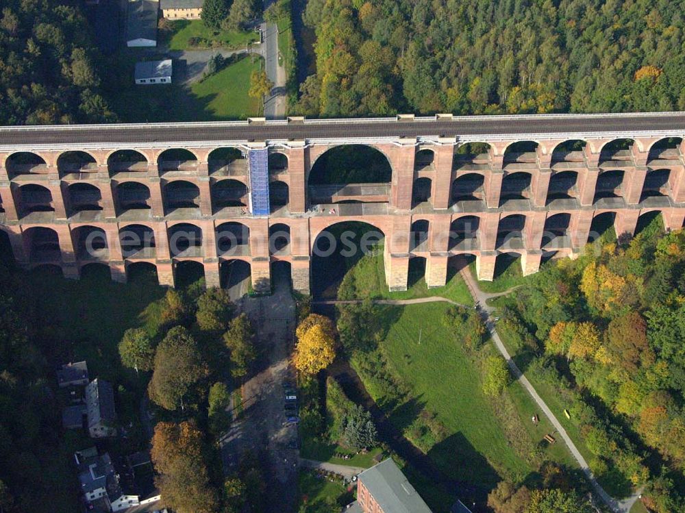 Aerial image Netzschkau / Sachsen - Touristenattraktion für das Vogtland Caption: Netzschkau (Sachsen): Das Luftbild zeigt die Göltzschtalbrücke bei Mylau/Netzschkau im Vogtland.Ein großer Fesselballon befördert die Besucher der größten Ziegelsteinbrücke der Welt in einer Aussichtsgondel auf 150 Meter Höhe.Das 574 Meter lange und 78 Meter hohe Brückenbauwerk kann dann in seiner ganzen Schönheit überblickt werden. 81 Einzelbogen in vier Etagen überspannen das tief eingeschnittene Göltzschtal.