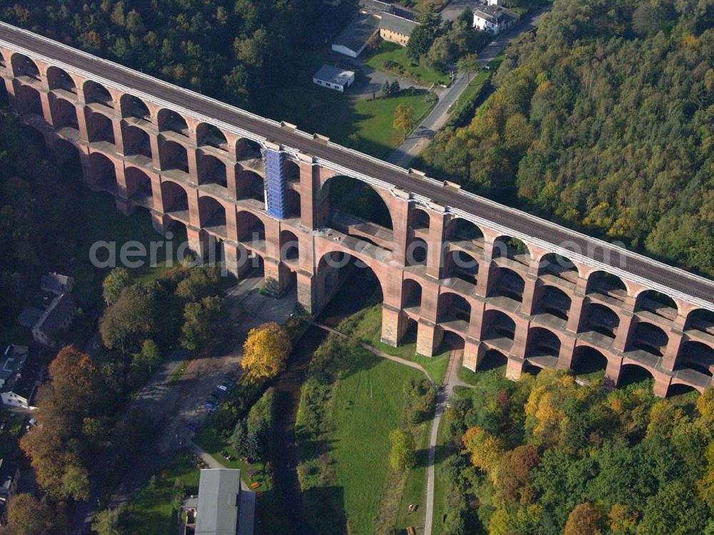 Aerial photograph Netzschkau / Sachsen - Touristenattraktion für das Vogtland Caption: Netzschkau (Sachsen): Das Luftbild zeigt die Göltzschtalbrücke bei Mylau/Netzschkau im Vogtland.Ein großer Fesselballon befördert die Besucher der größten Ziegelsteinbrücke der Welt in einer Aussichtsgondel auf 150 Meter Höhe.Das 574 Meter lange und 78 Meter hohe Brückenbauwerk kann dann in seiner ganzen Schönheit überblickt werden. 81 Einzelbogen in vier Etagen überspannen das tief eingeschnittene Göltzschtal.