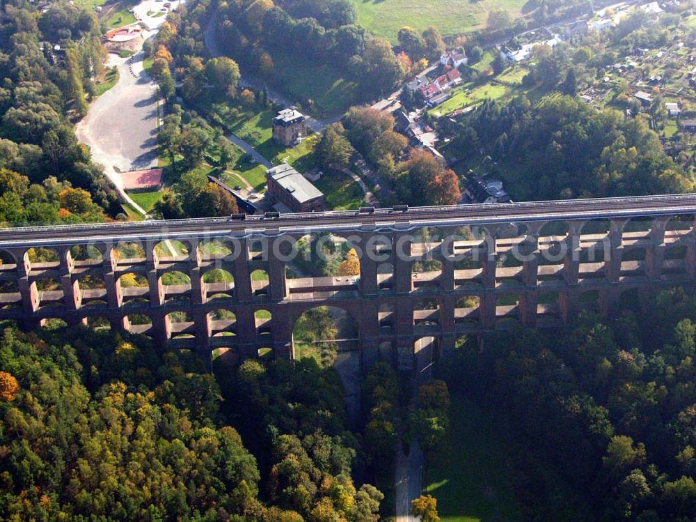 Netzschkau / Sachsen from above - Touristenattraktion für das Vogtland Caption: Netzschkau (Sachsen): Das Luftbild zeigt die Göltzschtalbrücke bei Mylau/Netzschkau im Vogtland.Ein großer Fesselballon befördert die Besucher der größten Ziegelsteinbrücke der Welt in einer Aussichtsgondel auf 150 Meter Höhe.Das 574 Meter lange und 78 Meter hohe Brückenbauwerk kann dann in seiner ganzen Schönheit überblickt werden. 81 Einzelbogen in vier Etagen überspannen das tief eingeschnittene Göltzschtal.