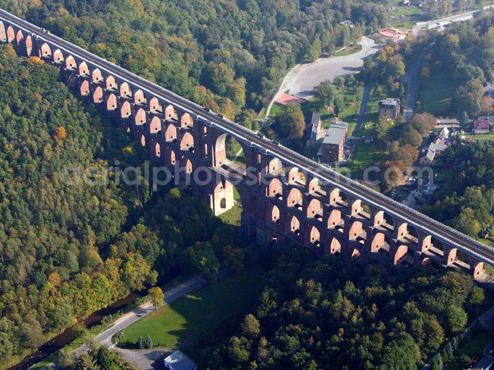 Netzschkau / Sachsen from the bird's eye view: Touristenattraktion für das Vogtland Caption: Netzschkau (Sachsen): Das Luftbild zeigt die Göltzschtalbrücke bei Mylau/Netzschkau im Vogtland.Ein großer Fesselballon befördert die Besucher der größten Ziegelsteinbrücke der Welt in einer Aussichtsgondel auf 150 Meter Höhe.Das 574 Meter lange und 78 Meter hohe Brückenbauwerk kann dann in seiner ganzen Schönheit überblickt werden. 81 Einzelbogen in vier Etagen überspannen das tief eingeschnittene Göltzschtal.