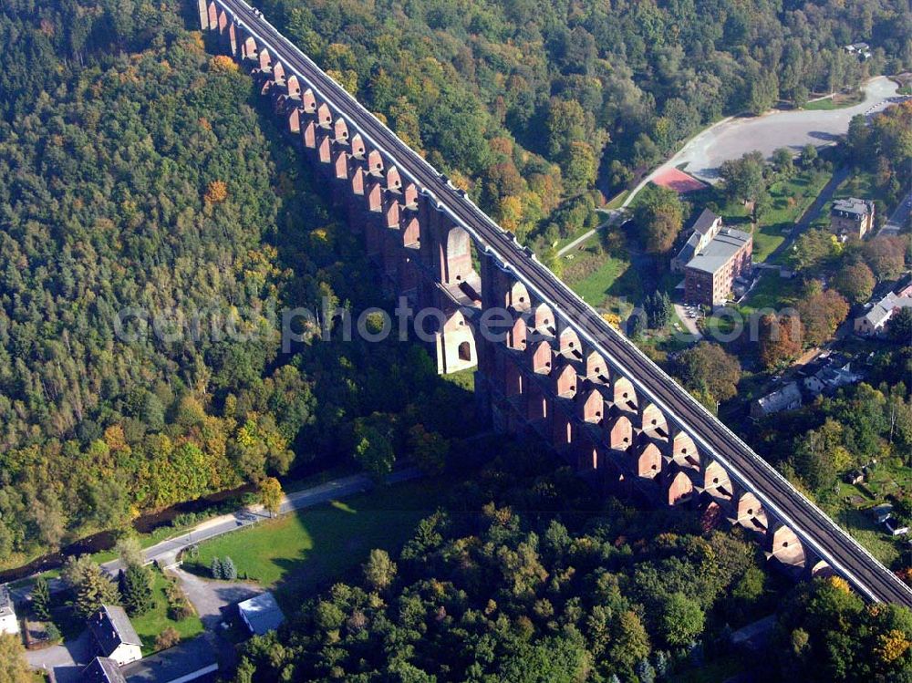 Aerial image Netzschkau / Sachsen - Touristenattraktion für das Vogtland Caption: Netzschkau (Sachsen): Das Luftbild zeigt die Göltzschtalbrücke bei Mylau/Netzschkau im Vogtland.Ein großer Fesselballon befördert die Besucher der größten Ziegelsteinbrücke der Welt in einer Aussichtsgondel auf 150 Meter Höhe.Das 574 Meter lange und 78 Meter hohe Brückenbauwerk kann dann in seiner ganzen Schönheit überblickt werden. 81 Einzelbogen in vier Etagen überspannen das tief eingeschnittene Göltzschtal.