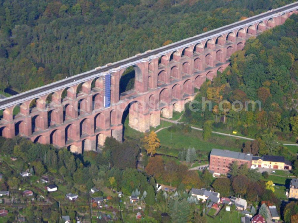 Netzschkau / Sachsen from above - Touristenattraktion für das Vogtland Caption: Netzschkau (Sachsen): Das Luftbild zeigt die Göltzschtalbrücke bei Mylau/Netzschkau im Vogtland.Ein großer Fesselballon befördert die Besucher der größten Ziegelsteinbrücke der Welt in einer Aussichtsgondel auf 150 Meter Höhe.Das 574 Meter lange und 78 Meter hohe Brückenbauwerk kann dann in seiner ganzen Schönheit überblickt werden. 81 Einzelbogen in vier Etagen überspannen das tief eingeschnittene Göltzschtal.