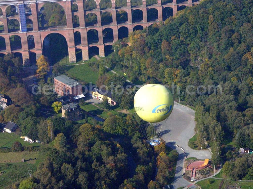 Netzschkau / Sachsen from the bird's eye view: Touristenattraktion für das Vogtland Caption: Netzschkau (Sachsen): Das Luftbild zeigt die Göltzschtalbrücke bei Mylau/Netzschkau im Vogtland.Ein großer Fesselballon befördert die Besucher der größten Ziegelsteinbrücke der Welt in einer Aussichtsgondel auf 150 Meter Höhe.Das 574 Meter lange und 78 Meter hohe Brückenbauwerk kann dann in seiner ganzen Schönheit überblickt werden. 81 Einzelbogen in vier Etagen überspannen das tief eingeschnittene Göltzschtal.