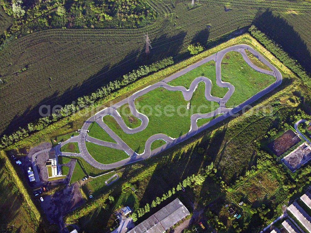 Schönwalde (Brandenburg) from the bird's eye view: Blick auf die an der A10 gelegende Go-Kart Strecke bei Schönerlinde nördlich von Berlin. Freizeitpark Schönerlinde, Fa. CDR Betriebsgesellschaft mbH, 16352 Schönerlinde, Alter Heerweg 3-4, Telefon: 030/74 777 301, info@kartbahn-schoenerlinde.de, http://