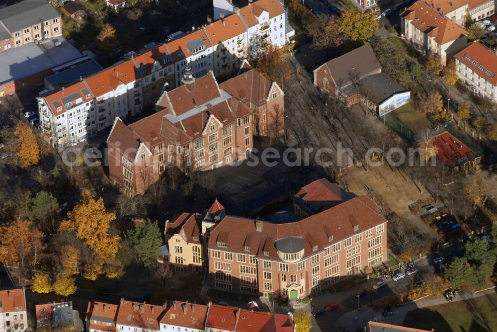 Aerial photograph Potsdam-Babelsberg - Blick auf die Goethe-Schule in Potsdam-Babelsberg. Die Vorgänger der heutigen Schule entstanden 1905 mit vier getrennten Schulen. Im Laufe der Geschichte wird die Schule immer wieder geteilt, umbenannt und zerstört. Kontakt: Goethe-Schule (Gesamtschule mit gymnasialer Oberstufe und integrierter Primarstufe), Kopernikusstr. 30, 14482 Potsdam, Tel.: 0331/2898030,