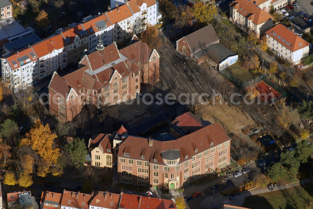 Potsdam-Babelsberg from above - Blick auf die Goethe-Schule in Potsdam-Babelsberg. Die Vorgänger der heutigen Schule entstanden 1905 mit vier getrennten Schulen. Im Laufe der Geschichte wird die Schule immer wieder geteilt, umbenannt und zerstört. Kontakt: Goethe-Schule (Gesamtschule mit gymnasialer Oberstufe und integrierter Primarstufe), Kopernikusstr. 30, 14482 Potsdam, Tel.: 0331/2898030,