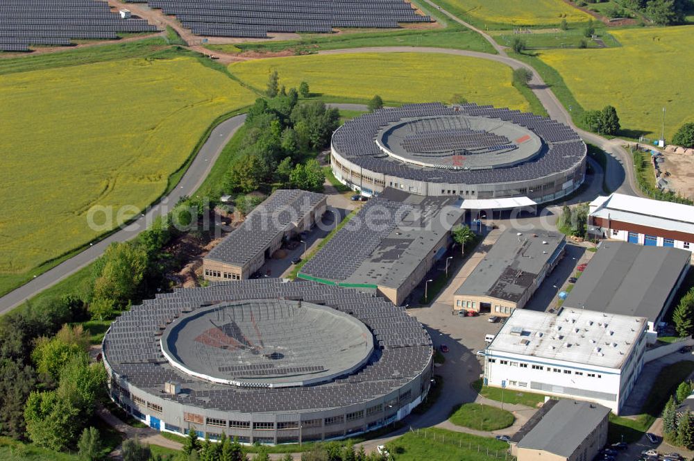 Aerial photograph Fraureuth - Die GoKart Racing Hall mit Solaranlagen auf dem Dach und in der Umgebung. The Go-Kart Racing Hall with solar panels on the roof and in the area.