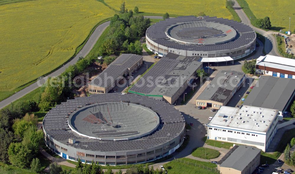 Fraureuth from above - Die GoKart Racing Hall mit Solaranlagen auf dem Dach und in der Umgebung. The Go-Kart Racing Hall with solar panels on the roof and in the area.