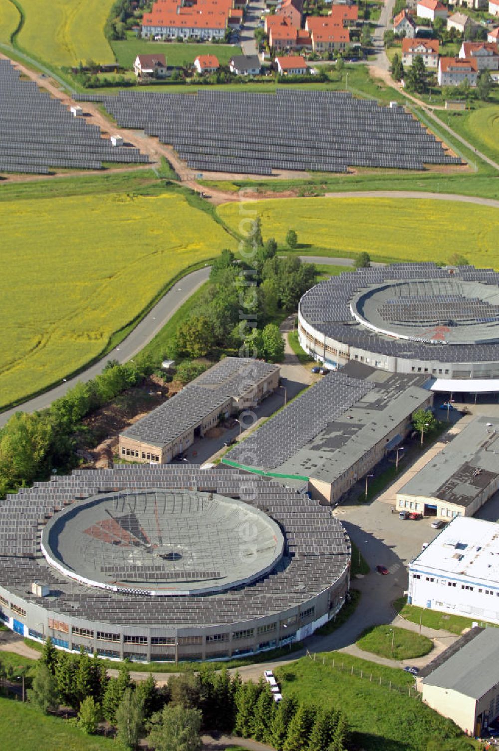 Fraureuth from the bird's eye view: Die GoKart Racing Hall mit Solaranlagen auf dem Dach und in der Umgebung. The Go-Kart Racing Hall with solar panels on the roof and in the area.