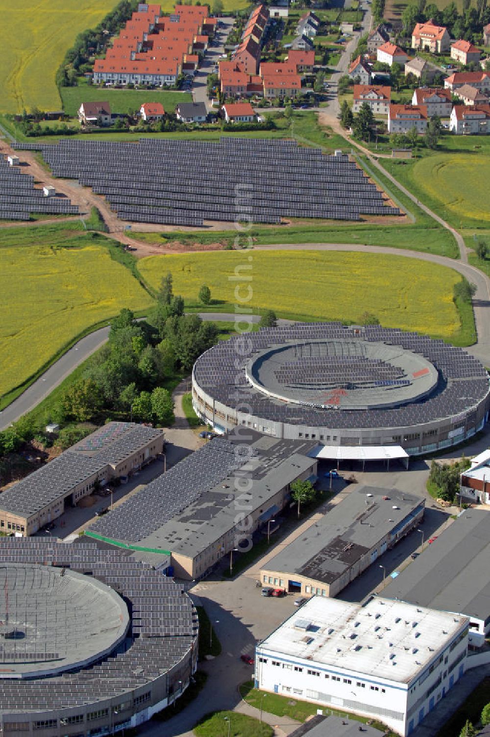 Aerial image Fraureuth - Die GoKart Racing Hall mit Solaranlagen auf dem Dach und in der Umgebung. The Go-Kart Racing Hall with solar panels on the roof and in the area.