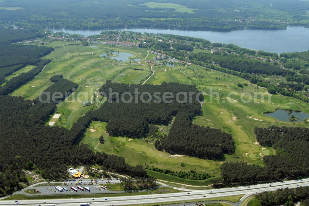 MOTZEN from above - Blick auf den Golfplatz / die Golfplatzanlage des Berliner Golf- und Country Club Motzener See e.V.. Kontakt: Am Golfplatz 5 15749 MittenWalde OT Motzen, Tel. 033769 50130, Fax 033769 50134, E-Mail: info@golfclubmotzen.de,