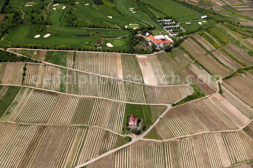 Sankt Johann from above - Blick auf die Kreuzkapelle Wißberg und den Golfclub Rheinhessen Hofgut Wißberg St. Johann e.V. in der Ortsgemeinde Sankt Johann im Landkreis Mainz-Bingen in Rheinland-Pfalz. View to chapel Wißberg and the golf course of the Golf Club Rheinhessen Hofgut Wißberg St. Johann e.V. in the congregation in Sank Johann in the administrative district Mainz-Bingen of Rhineland-Palatinate.