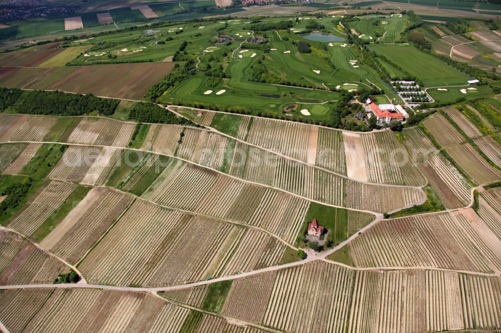 Sankt Johann from the bird's eye view: Blick auf die Kreuzkapelle Wißberg und den Golfclub Rheinhessen Hofgut Wißberg St. Johann e.V. in der Ortsgemeinde Sankt Johann im Landkreis Mainz-Bingen in Rheinland-Pfalz. View to chapel Wißberg and the golf course of the Golf Club Rheinhessen Hofgut Wißberg St. Johann e.V. in the congregation in Sank Johann in the administrative district Mainz-Bingen of Rhineland-Palatinate.