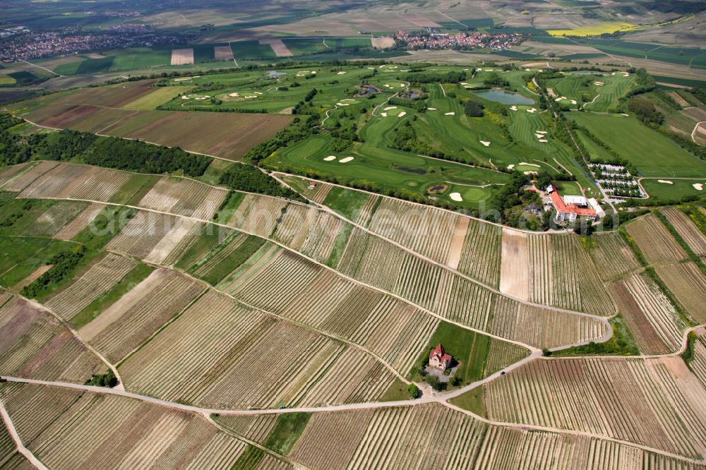 Aerial image Sankt Johann - Blick auf die Kreuzkapelle Wißberg und den Golfclub Rheinhessen Hofgut Wißberg St. Johann e.V. in der Ortsgemeinde Sankt Johann im Landkreis Mainz-Bingen in Rheinland-Pfalz. View to chapel Wißberg and the golf course of the Golf Club Rheinhessen Hofgut Wißberg St. Johann e.V. in the congregation in Sank Johann in the administrative district Mainz-Bingen of Rhineland-Palatinate.