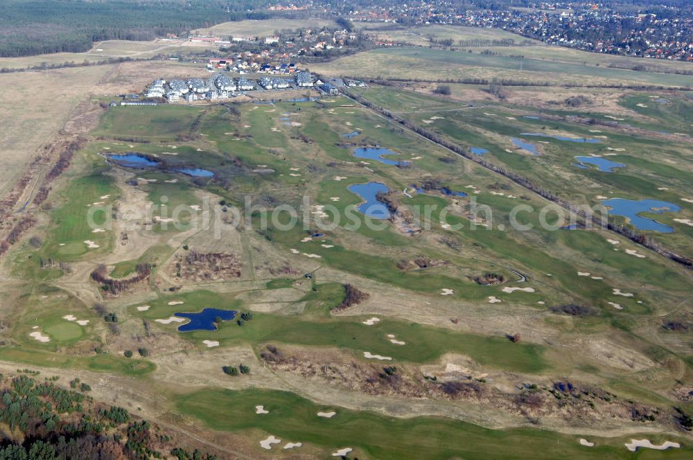 Hohen Neuendorf / OT Stolpe from the bird's eye view: Blick auf den Golfplatz Stolper Heide. Stolpe, seit Bestehen der Siedlung Stolpe-Süd bei Hennigsdorf auch Stolpe-Dorf genannt, ist ein Ortsteil der Stadt Hohen Neuendorf in Brandenburg. Der Ort grenzt an den nördlichen Stadtrand von Berlin und war Übergang der innerdeutschen Grenzen. Kontakt: Golfclub Stolperheide e.V., Am Golfclub 1, 16540 Hohen Neuendorf / OT Stolpe, Tel.: 03303-549214,