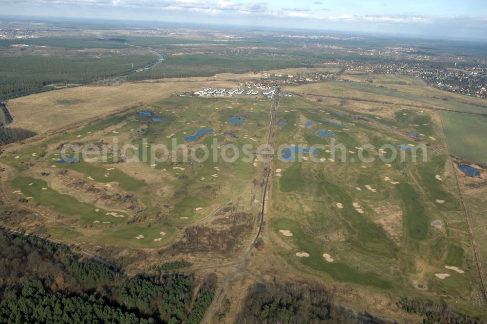 Aerial image Hohen Neuendorf / OT Stolpe - Blick auf den Golfplatz Stolper Heide. Stolpe, seit Bestehen der Siedlung Stolpe-Süd bei Hennigsdorf auch Stolpe-Dorf genannt, ist ein Ortsteil der Stadt Hohen Neuendorf in Brandenburg. Der Ort grenzt an den nördlichen Stadtrand von Berlin und war Übergang der innerdeutschen Grenzen. Kontakt: Golfclub Stolperheide e.V., Am Golfclub 1, 16540 Hohen Neuendorf / OT Stolpe, Tel.: 03303-549214,