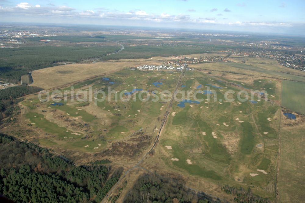 Aerial photograph Hohen Neuendorf / OT Stolpe - Blick auf den Golfplatz Stolper Heide. Stolpe, seit Bestehen der Siedlung Stolpe-Süd bei Hennigsdorf auch Stolpe-Dorf genannt, ist ein Ortsteil der Stadt Hohen Neuendorf in Brandenburg. Der Ort grenzt an den nördlichen Stadtrand von Berlin und war Übergang der innerdeutschen Grenzen. Kontakt: Golfclub Stolperheide e.V., Am Golfclub 1, 16540 Hohen Neuendorf / OT Stolpe, Tel.: 03303-549214,