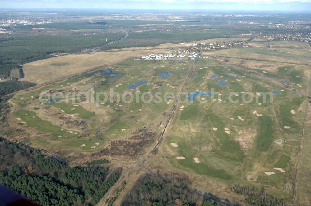 Hohen Neuendorf / OT Stolpe from above - Blick auf den Golfplatz Stolper Heide. Stolpe, seit Bestehen der Siedlung Stolpe-Süd bei Hennigsdorf auch Stolpe-Dorf genannt, ist ein Ortsteil der Stadt Hohen Neuendorf in Brandenburg. Der Ort grenzt an den nördlichen Stadtrand von Berlin und war Übergang der innerdeutschen Grenzen. Kontakt: Golfclub Stolperheide e.V., Am Golfclub 1, 16540 Hohen Neuendorf / OT Stolpe, Tel.: 03303-549214,