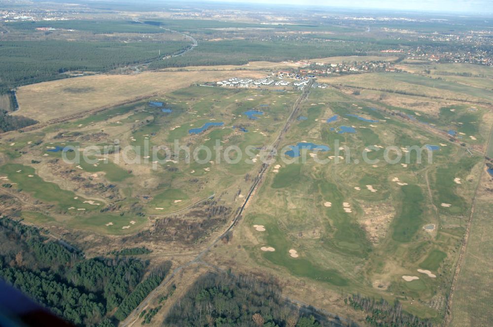 Hohen Neuendorf / OT Stolpe from the bird's eye view: Blick auf den Golfplatz Stolper Heide. Stolpe, seit Bestehen der Siedlung Stolpe-Süd bei Hennigsdorf auch Stolpe-Dorf genannt, ist ein Ortsteil der Stadt Hohen Neuendorf in Brandenburg. Der Ort grenzt an den nördlichen Stadtrand von Berlin und war Übergang der innerdeutschen Grenzen. Kontakt: Golfclub Stolperheide e.V., Am Golfclub 1, 16540 Hohen Neuendorf / OT Stolpe, Tel.: 03303-549214,