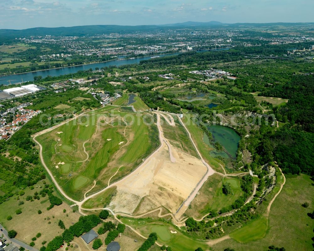 Budenheim from the bird's eye view: View of a golf course in Budenheim in the state Rhineland-Palatinate